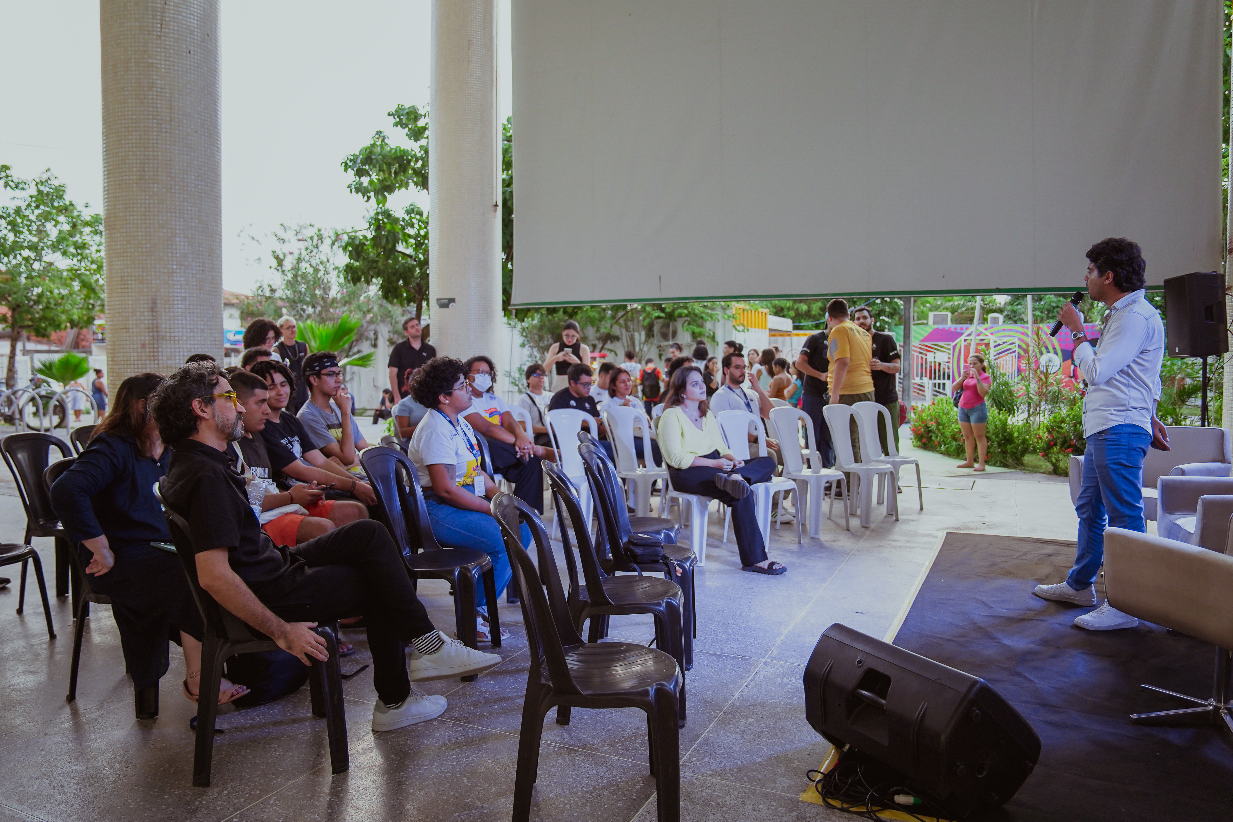 grupo de pessoas reunidas